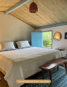 En eller flere senge i et værelse på Minha Casa em Caraíva, no centro da vila