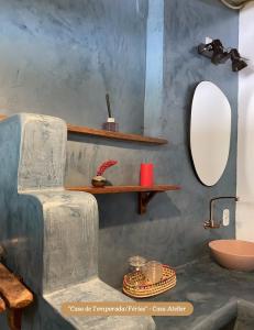 a bathroom with a sink and a mirror at Minha Casa em Caraíva, no centro da vila in Caraíva