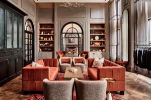 Daxton Hotel Birmingham, Curio Collection by Hilton的休息区