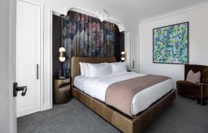 Daxton Hotel Birmingham, Curio Collection by Hilton客房内的一张或多张床位