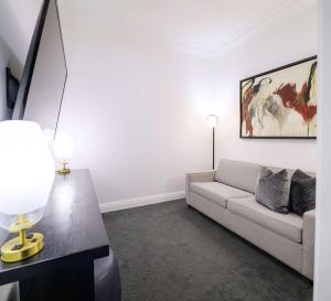 Daxton Hotel Birmingham, Curio Collection by Hilton的休息区