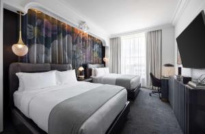 Daxton Hotel Birmingham, Curio Collection by Hilton客房内的一张或多张床位