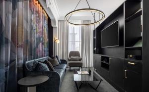 伯明翰Daxton Hotel Birmingham, Curio Collection by Hilton的带沙发和电视的客厅