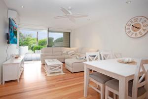 Et tv og/eller underholdning på Beachfront on Bennetts Beaches Apartment 4