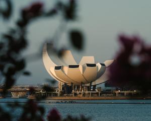 Blick auf das Sydney Opera House vom Wasser aus in der Unterkunft Marina Bay Sands in Singapur