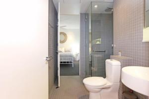 Et badeværelse på Beachfront on Bennetts Beaches Apartment 4 + 19 billeder