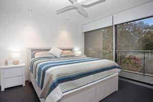 En eller flere senge i et værelse på Beachfront on Bennetts Beaches Apartment 4