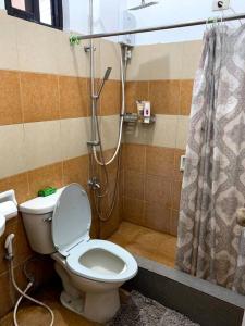 Et badeværelse på Frangel Transient in Tagaytay