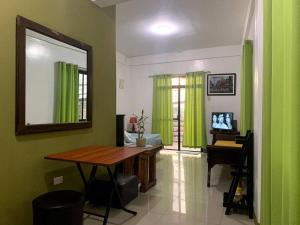 Et tv og/eller underholdning på Frangel Transient in Tagaytay + 1 billede