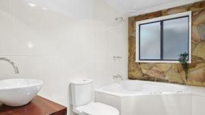 une salle de bains avec baignoire, toilettes et lavabo dans l'établissement Copacabana Tranquil Escape Views, Pet Friendly On Request Accom Holidays, à Copacabana 6 autres photos