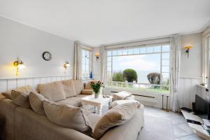un salon avec un canapé et une grande fenêtre dans l'établissement Beautiful Holiday Home With Panoramic Views Over Ebeltoft Bay, à Ebeltoft