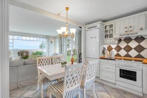 une cuisine avec une table et des chaises ainsi qu'une salle à manger dans l'établissement Beautiful Holiday Home With Panoramic Views Over Ebeltoft Bay, à Ebeltoft