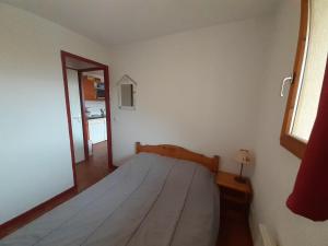 Ένα ή περισσότερα κρεβάτια σε δωμάτιο στο Appartement cosy 2 pièces à Valfréjus, proche remontées mécaniques - FR-1-561-133