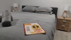 ein Buch auf einem Bett in der Unterkunft Bali Elliott Heads - Coastal Holiday Home near Boat Ramp in Elliott Heads + 16 Fotos