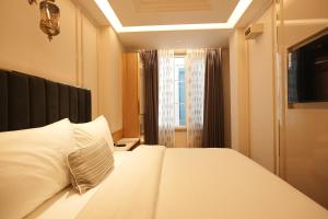 Postel nebo postele na pokoji v ubytování EMPIRE PLATINUM SUITES,New Delhi
