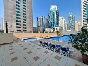 La alberca dentro o cerca de White Sage Stunning New Studio in Marina