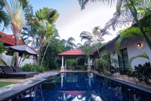 Bazén v ubytování Pa Prai Villas and Suites Resort nebo v jeho okolí