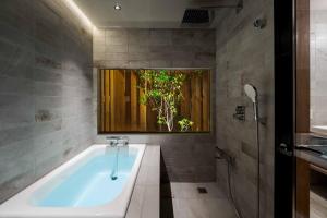 una bañera en un baño con ventana en Tokisora Machiya House, en Kanazawa 45 fotos más