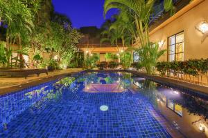 Bazén v ubytování Pa Prai Villas and Suites Resort nebo v jeho okolí