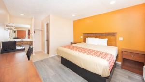 Postel nebo postele na pokoji v ubytování Regency Inn Hondo