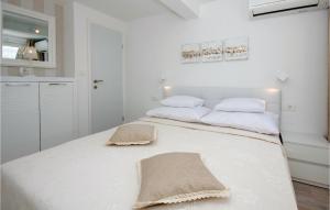 Posteľ alebo postele v izbe v ubytovaní Cozy Home In Seget Donji With Jacuzzi