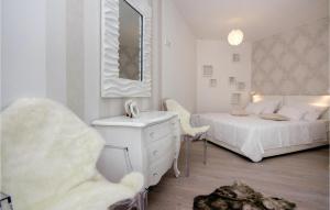 Posteľ alebo postele v izbe v ubytovaní Cozy Home In Seget Donji With Jacuzzi