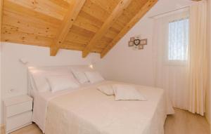 Posteľ alebo postele v izbe v ubytovaní Cozy Home In Seget Donji With Jacuzzi