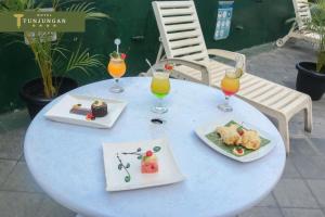 Makanan di atau berdekatan hotel