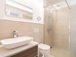 a bathroom with a sink and a shower at UNS MUUSLOCK in Ahrenshoop