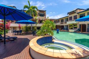 道格拉斯港Seascape Holidays at Heritage Resort的游泳池设有带遮阳伞的庭院