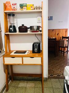 un estante de cocina con ollas y sartenes en HOSTEL COLIVING STUDIO JUNIN, en Junín