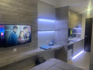 a bathroom with a tv on a wooden wall at COMFORTSTAY-Citra Plaza Nagoya #31-06 Sea View in Jodoh
