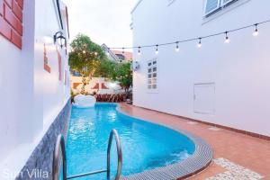 ein Swimmingpool mitten in einem Gebäude in der Unterkunft Sun Villa 4A - Loa Karaoke - Sân Vườn - Hồ Bơi To - Gần Biển - Ghế Massage in Vũng Tàu + 37 Fotos