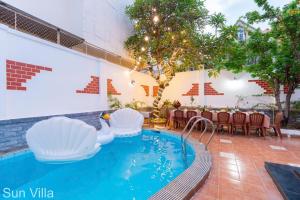 ein Pool im Sun Villa Hotel in der Unterkunft Sun Villa 4A - Loa Karaoke - Sân Vườn - Hồ Bơi To - Gần Biển - Ghế Massage in Vũng Tàu