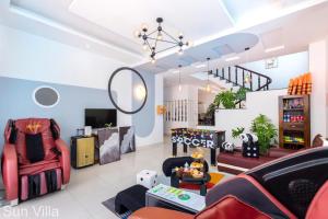 ein Wohnzimmer mit einer Couch und einem Sessel in der Unterkunft Sun Villa 4A - Loa Karaoke - Sân Vườn - Hồ Bơi To - Gần Biển - Ghế Massage in Vũng Tàu