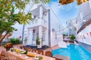 Blick auf den Pool im Hotel Sigiriya in der Unterkunft Sun Villa 4A - Loa Karaoke - Sân Vườn - Hồ Bơi To - Gần Biển - Ghế Massage in Vũng Tàu