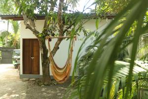 Een tuin van The Drop In Madiha I A/C Suite