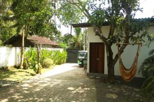 Een tuin van The Drop In Madiha I A/C Suite