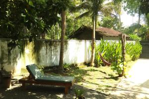 Een tuin van The Drop In Madiha I A/C Suite