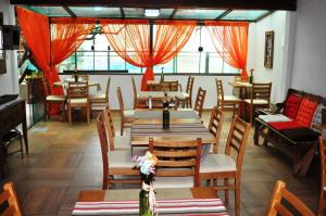 Un restaurante o sitio para comer en Pousada Encantos do Peró