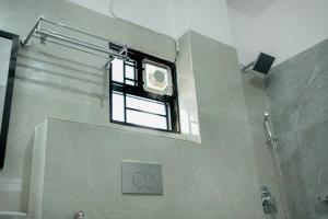 bagno con finestra e doccia di SM Residency a Bhubaneshwar