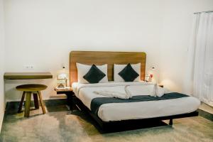 una camera da letto con un letto grande con testiera in legno di SM Residency a Bhubaneshwar