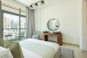 Een bed of bedden in een kamer bij Frank Porter - Madina Tower