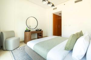 Een bed of bedden in een kamer bij Frank Porter - Madina Tower