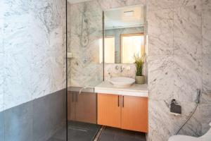 een badkamer met een wastafel en een spiegel bij Frank Porter - Madina Tower in Dubai