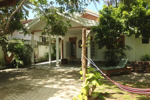 Un jardín fuera de The Drop In Madiha I Double Bedroom with private Bathroom