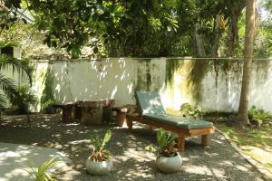 Un jardín fuera de The Drop In Madiha I Double Bedroom with private Bathroom