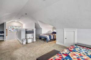 una camera mansardata con 2 letti e una scala di Historic remodeled home in Laurelhurst Portland a Portland