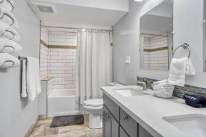 un bagno con lavandino, WC e doccia di Historic remodeled home in Laurelhurst Portland a Portland Altre 56 foto