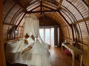 En eller flere senge i et værelse på Suwehan Beach Cliff House by BIJAK